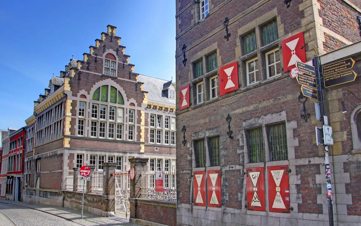 Backsteinhäuser in Maastricht, Niederlande, mit historischen Fassaden und Fensterläden.
