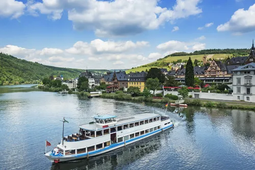 Ausflugsboot auf der Mosel vor der Stadt Traben-Trarbach in Rheinland-Pfalz, Deutschland.