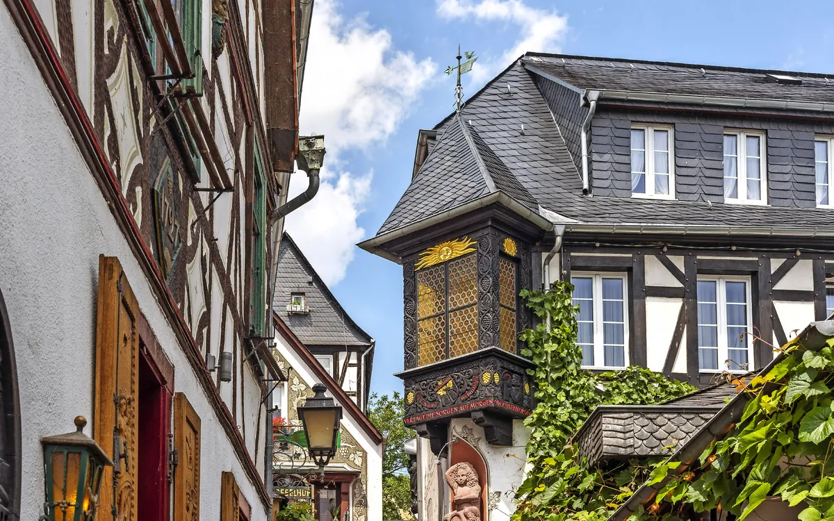 Fachwerkhäuser in einer idyllischen europäischen Altstadt bei Sonnenschein.