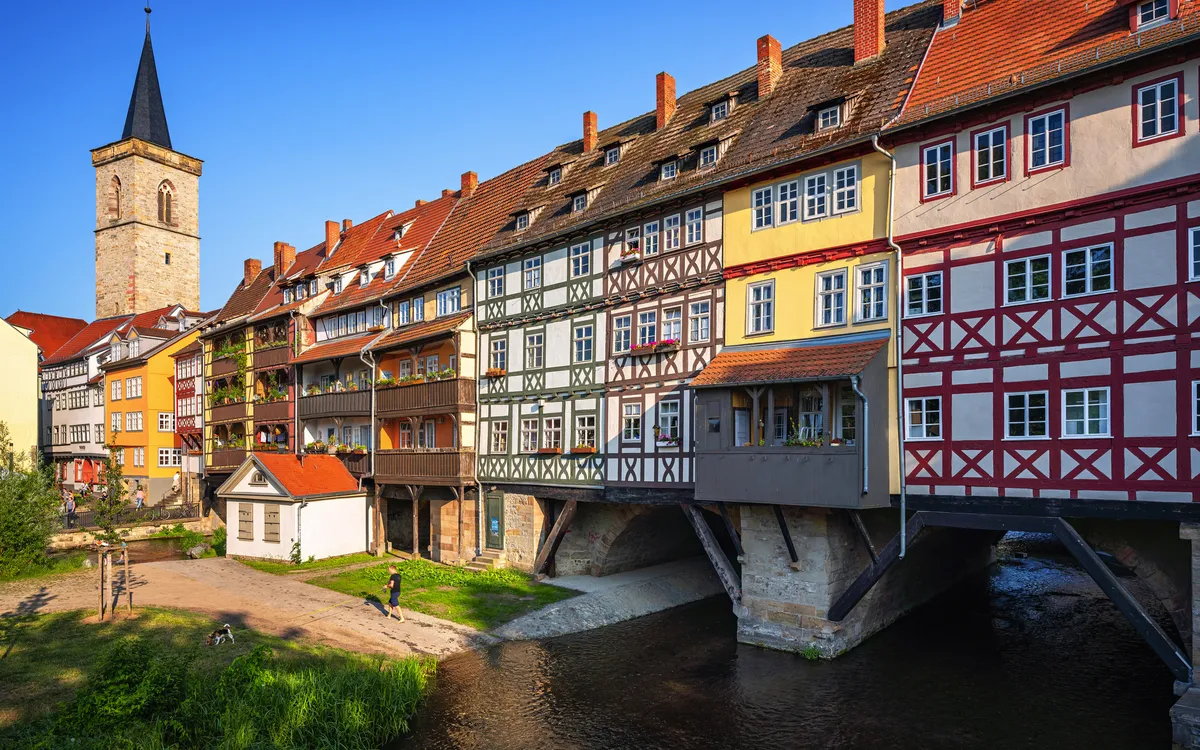 Fachwerkhäuser auf einer Brücke über einen Fluss in Erfurt.