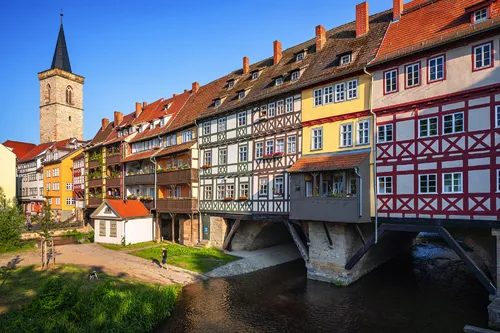 Fachwerkhäuser auf einer Brücke über einen Fluss in Erfurt.