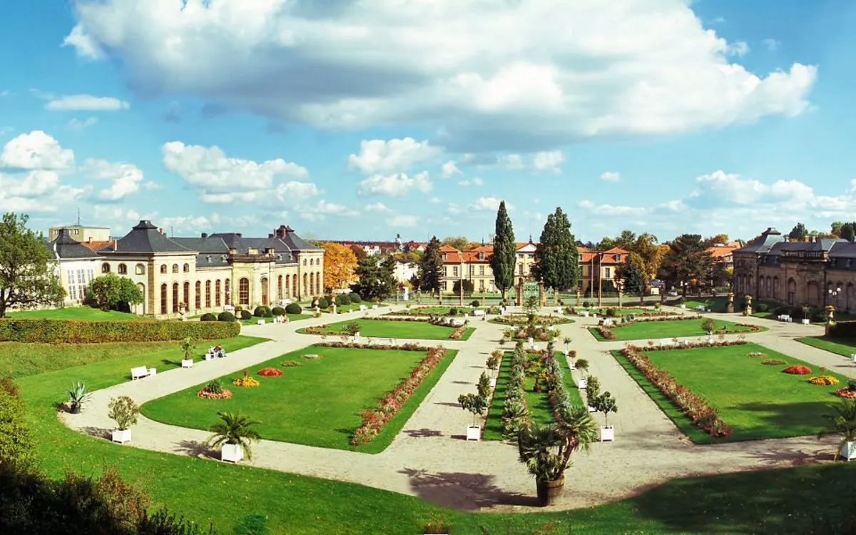 Panoramablick auf die Orangerie in Gotha mit gepflegten Gärten und historischen Gebäuden.