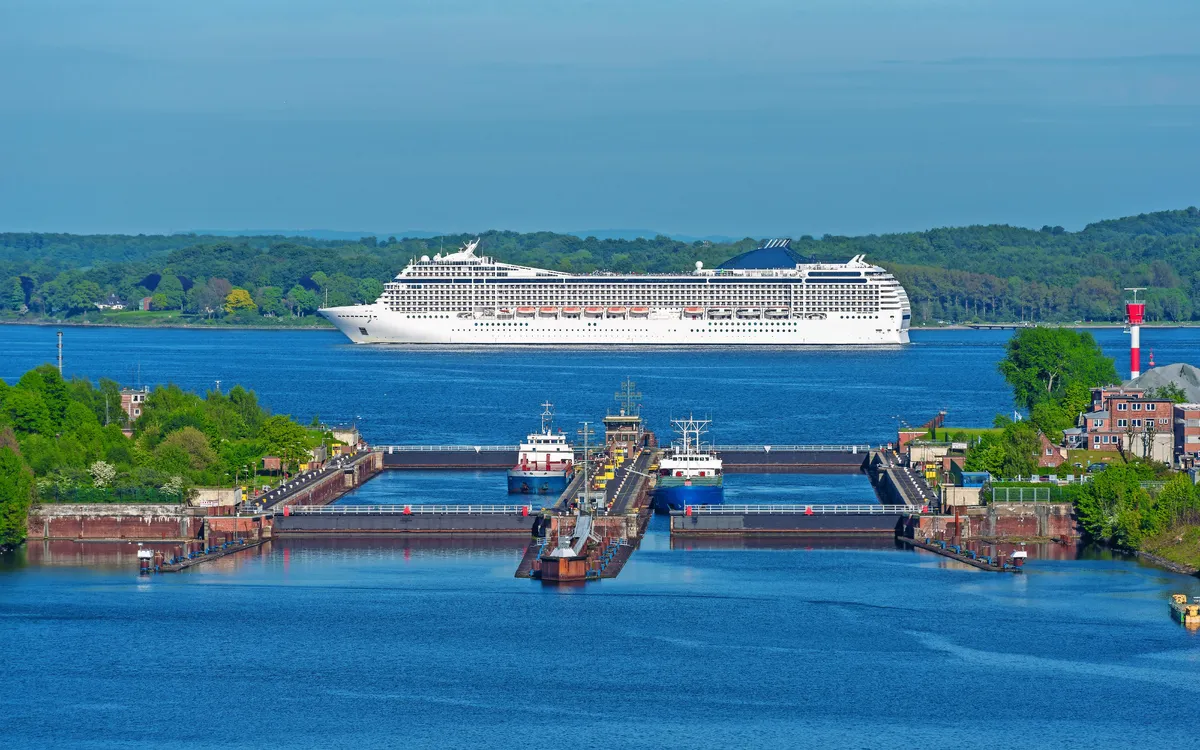 Kanalschleuse mit Kreuzfahrtschiff auf der Förde
