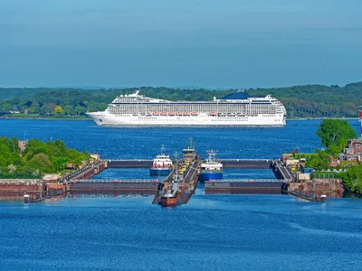 Kanalschleuse mit Kreuzfahrtschiff auf der Förde