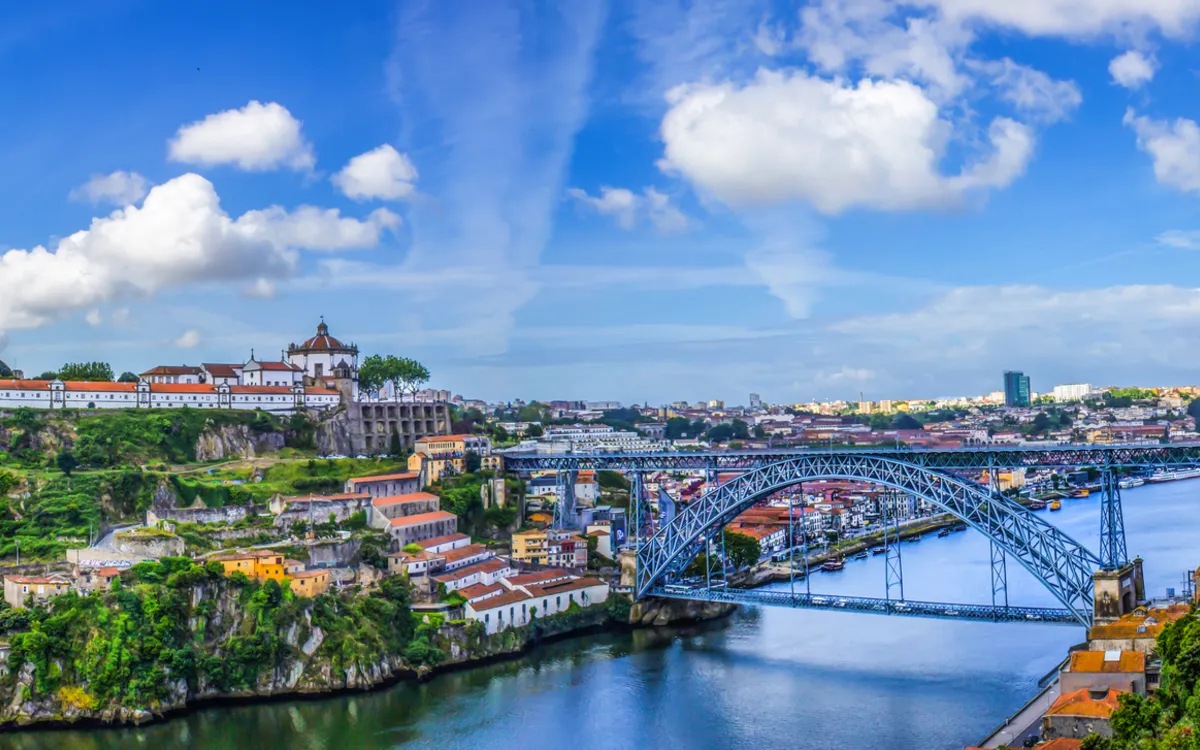 Fluss mit Brücke und Stadtlandschaft unter blauem Himmel