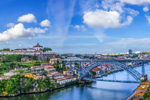 Fluss mit Brücke und Stadtlandschaft unter blauem Himmel