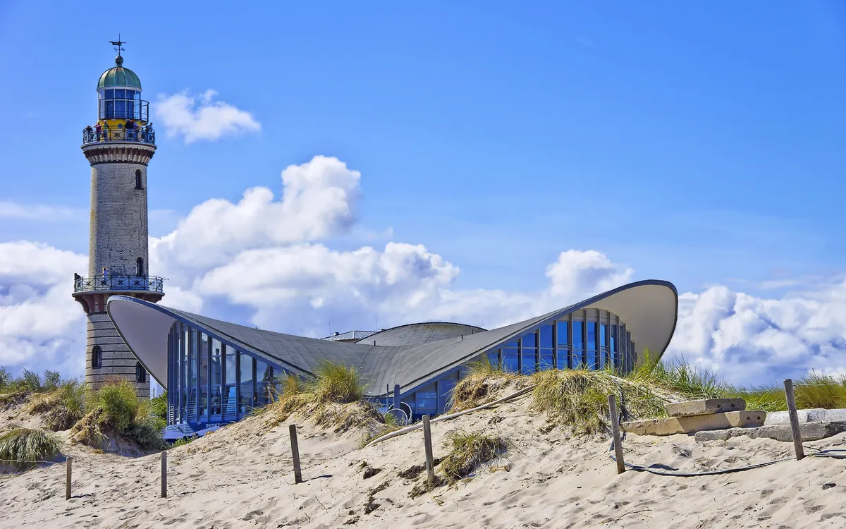 Leuchtturm und Teepot in Warnemünde, Ostsee, Deutschland