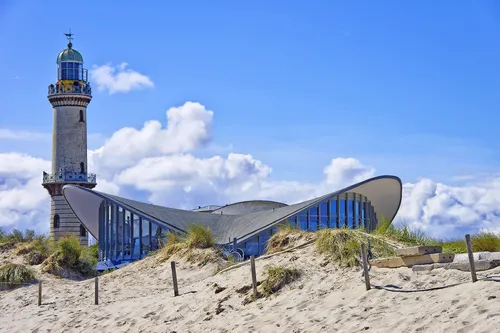 Leuchtturm und Teepot in Warnemünde, Ostsee, Deutschland