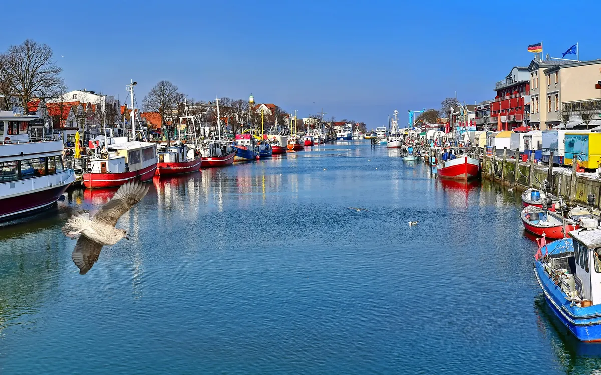 Hafen von Warnemünde an der Ostseeküste mit Booten und Schiffen auf der Warnow.