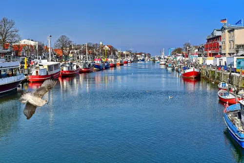 Hafen von Warnemünde an der Ostseeküste mit Booten und Schiffen auf der Warnow.