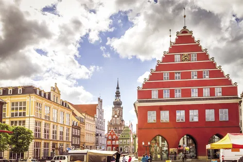 Rathaus und Dom St. Nikolai am Marktplatz in Greifswald bei Tageslicht.
