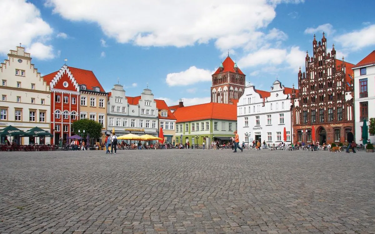 Historische Gebäude mit Giebeln am Marktplatz in der Altstadt von Greifswald.