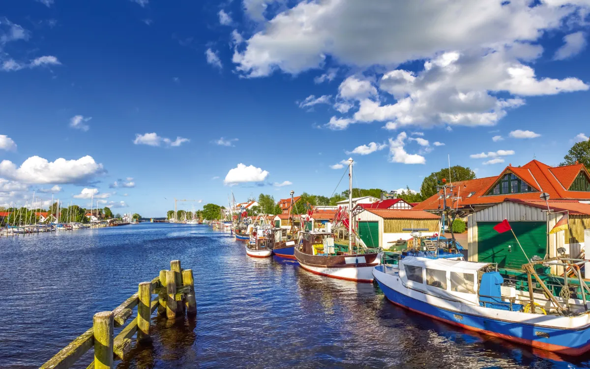 Hafen mit Fischerbooten in Wieck, Greifswald, bei sonnigem Wetter.